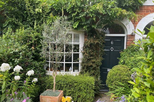 Long Garden Walk, Farnham, Surrey, GU9 2 bed terraced house for sale
