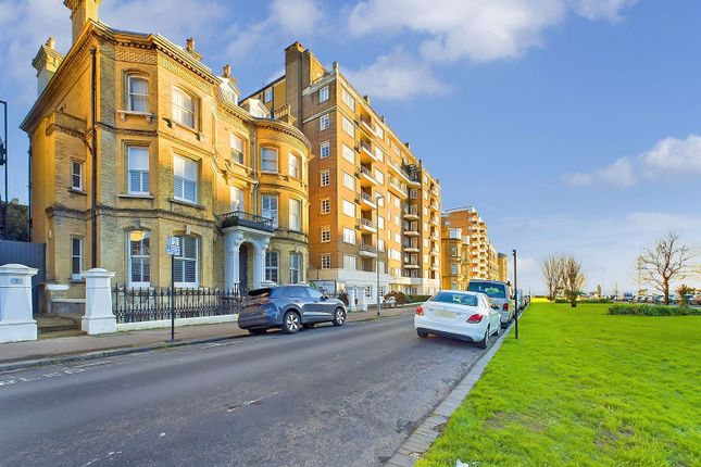 Grand Avenue, Hove, BN3 2LF 2 bed flat for sale