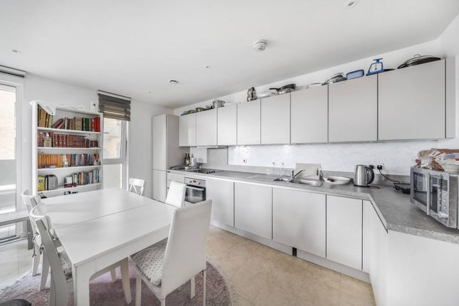 Moorhen Drive, Hendon, London, NW9 3 bed flat for sale