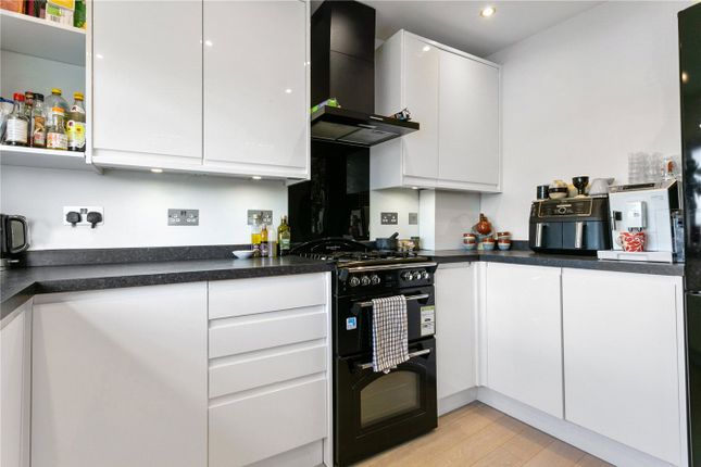 Mile End Road, London, E1 2 bed apartment for sale