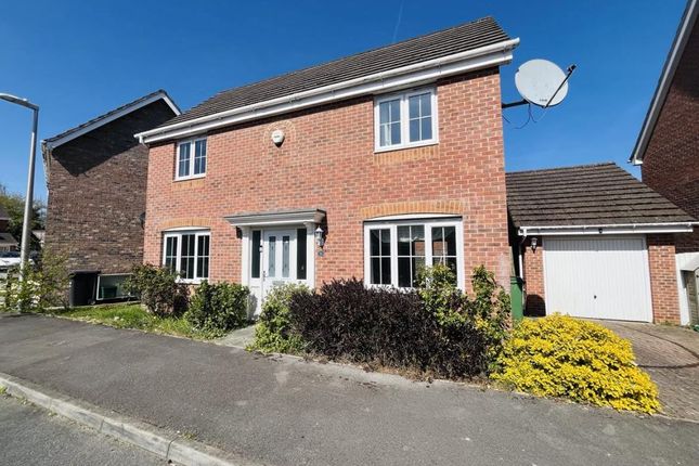HUSSARS DRIVE, THATCHAM RG19 3 bed detached house for sale