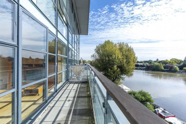 Point Wharf Lane, Brentford, TW8 1 bed apartment for sale
