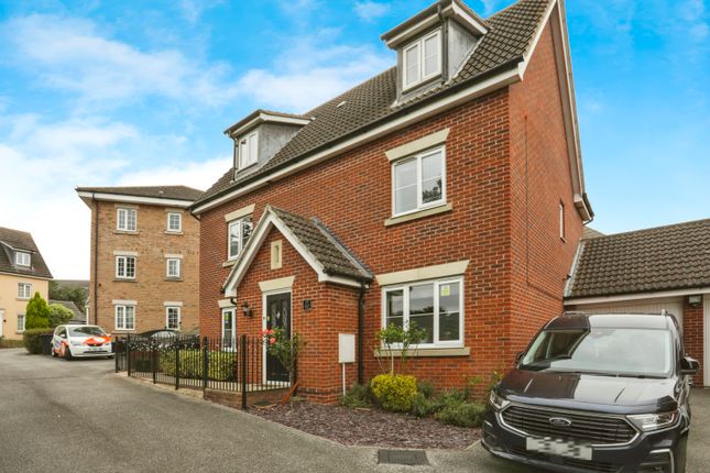 5 bed detached house