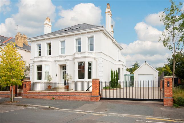 6 bed detached house