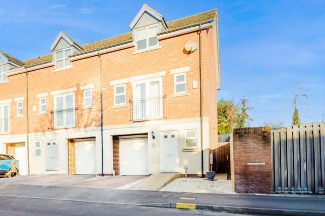 3 bedroom town house for sale