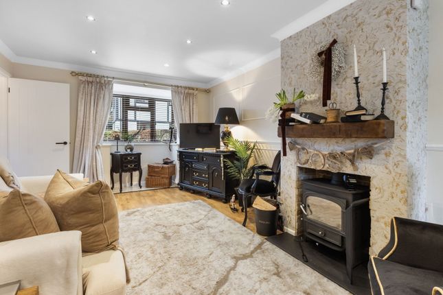 Juniper Gardens, Welwyn AL6 3 bed link detached house for sale