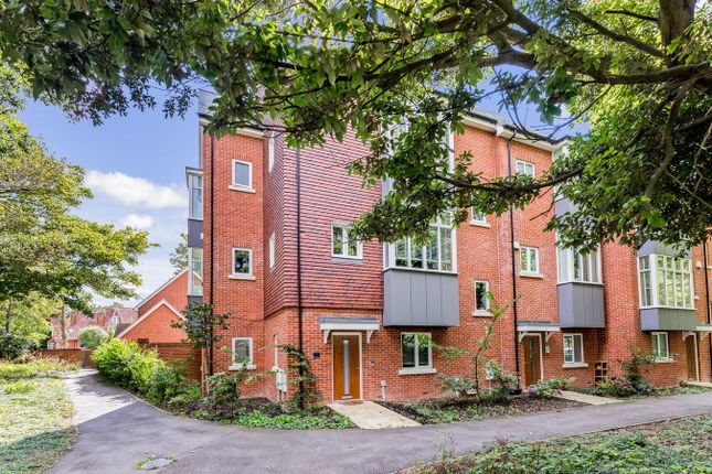 Shorncliffe Road, Folkestone, CT20 4 bed semi