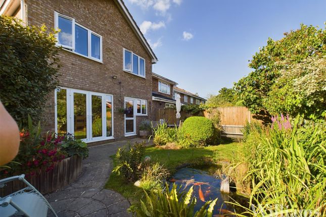 Braden Close, Aylesbury HP21 4 bed semi