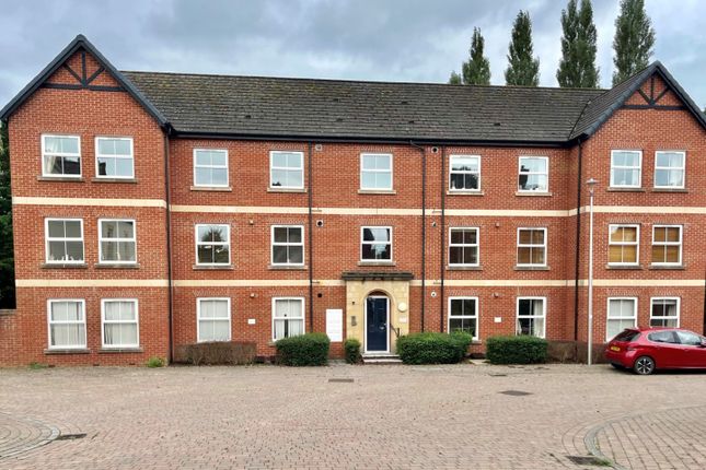 Popham Close, Tiverton, Devon, EX16 3 bed flat for sale