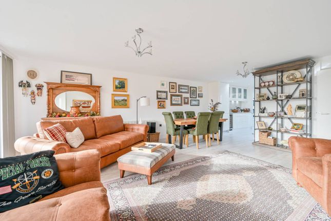 3 bedroom flat for sale