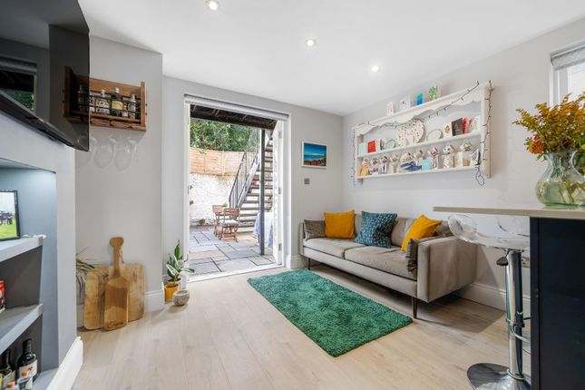 Stirling Road, SW9 2 bed flat for sale