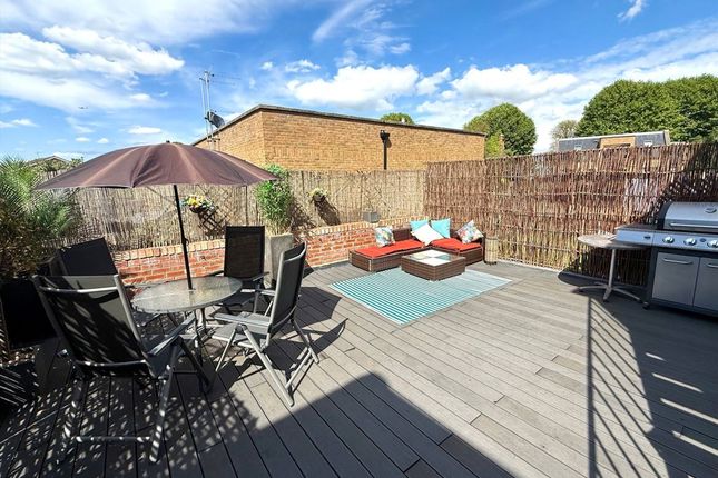Heath Road, Twickenham TW1 2 bed flat for sale
