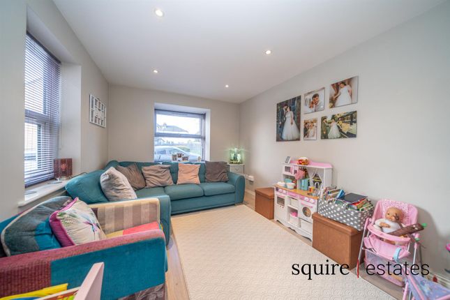 Dowling Court, Hemel Hempstead 2 bed semi