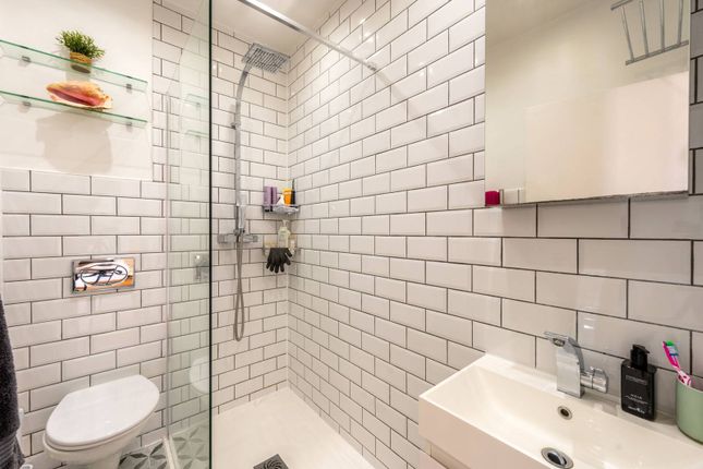 Mitcham Lane, Furzedown, London, SW16 2 bed flat for sale