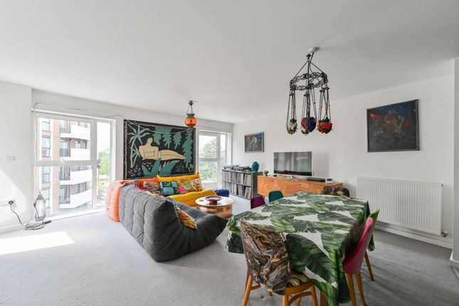 Mullins Place, Clapham Park, London, SW4 3 bed flat for sale