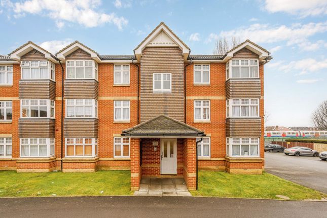 Chamberlain Gardens, Hounslow 2 bed ground floor flat for sale