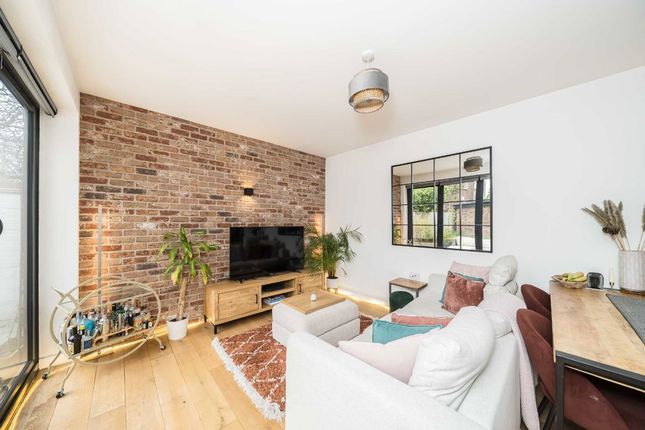 Upper Tulse Hill, London SW2 3 bed flat for sale