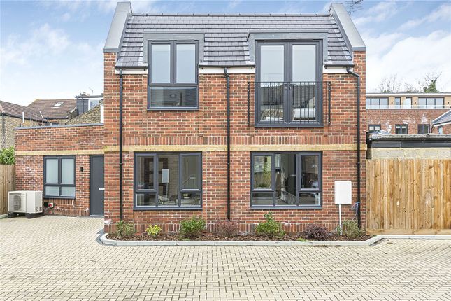 Serenity Close, London, N14 3 bed semi
