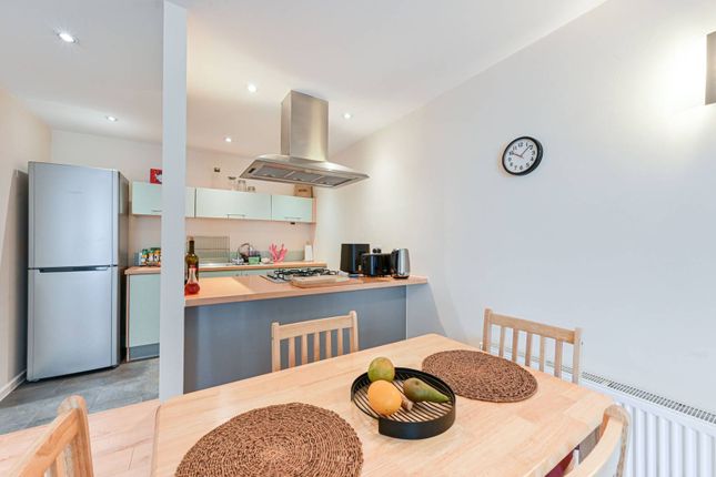 Cold Harbour, Canary Wharf, London, E14 1 bed flat for sale