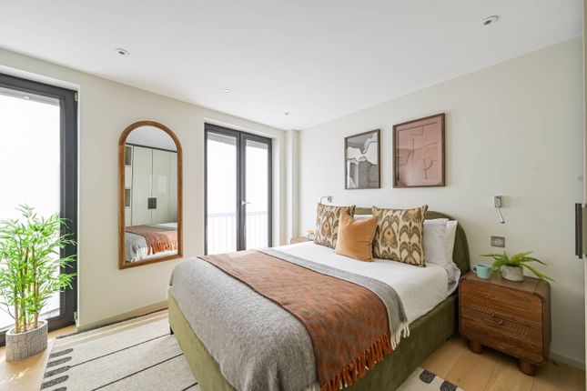 Seven Sisters Road, Finsbury Park... 3 bed flat for sale