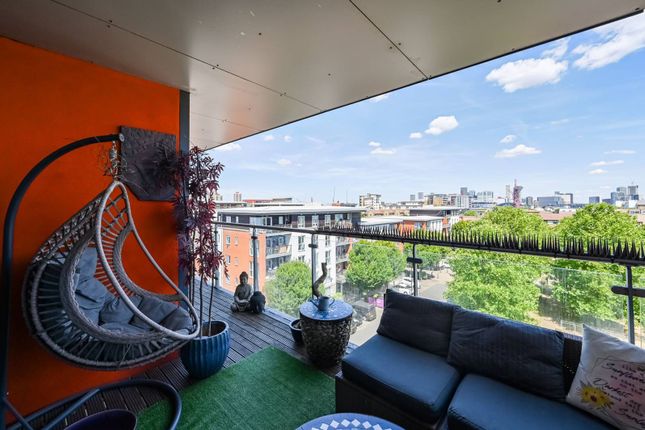 18 Mostyn Grove, London E3 2 bed flat for sale