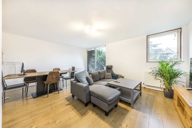 Asher Way, London E1W 3 bed flat for sale