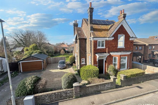 5 bed detached house