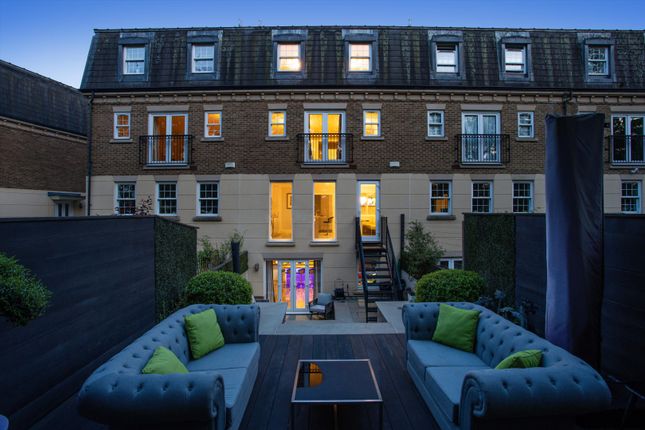 Haines Court, Weybridge, Surrey, KT13 4 bed terraced house for sale