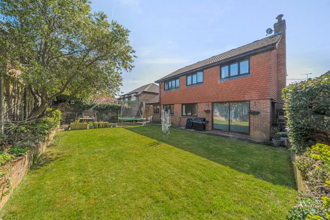 Duffins Orchard, Ottershaw, KT16 4 bed detached house for sale