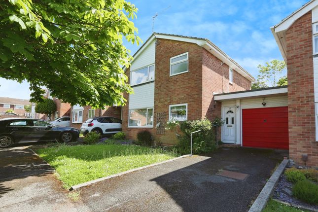 3 bed link detached house