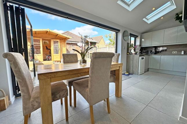 4 bed link detached house