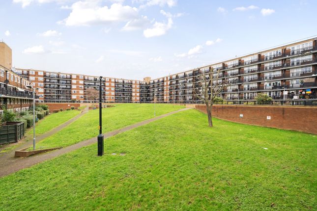 Lockwood Square, London, SE16 3 bed flat for sale