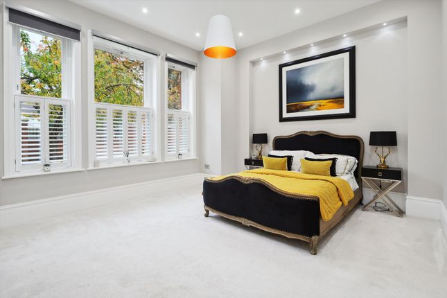 St. Georges Avenue, Weybridge... 3 bed flat for sale