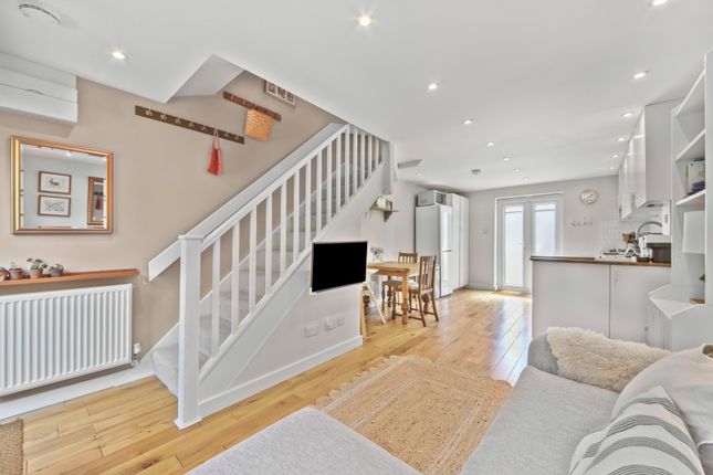 Francis Close, London 2 bed terraced house for sale