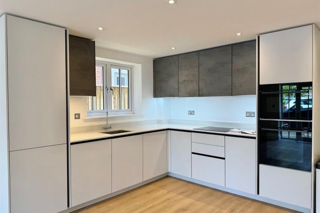 Lymington Road, Christchurch BH23 2 bed flat for sale