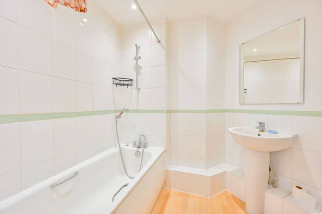Victoria Road, Acton, London, W3 2 bed flat for sale