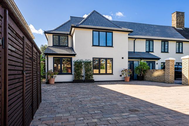 Martin Way, Wimbledon Chase SW20 2 bed flat for sale