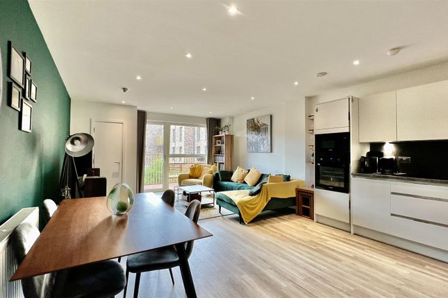 Millais Court, Hounslow TW3 2 bed apartment for sale