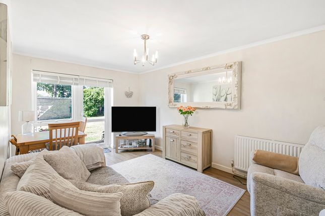 Feltham Hill Road, Ashford, Surrey, TW15 2 bed apartment for sale