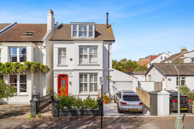 5 bed detached house