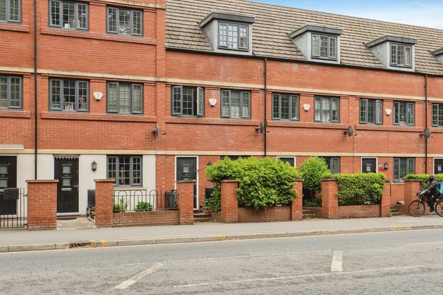 3 bedroom town house for sale