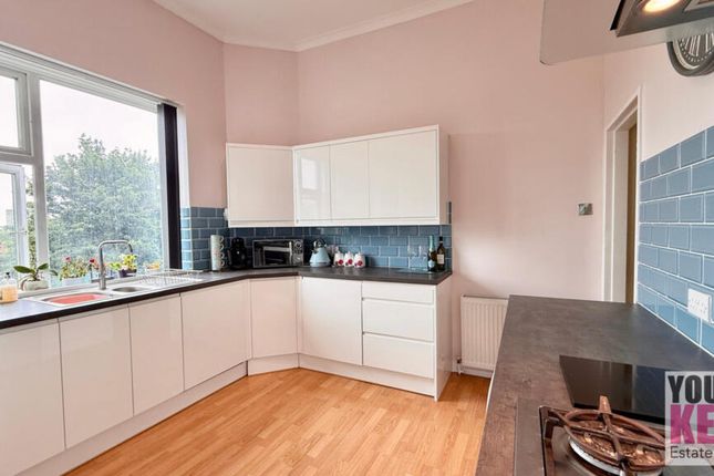 Earls Avenue, Folkestone, Kent CT20 2HA 2 bed flat for sale