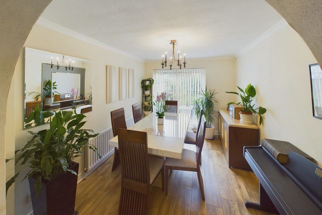 4 bedroom link detached house for sale