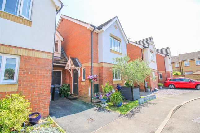 3 bed link detached house