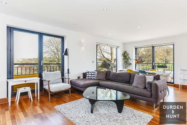 Woolston Manor, Chigwell, IG7 3 bed apartment for sale