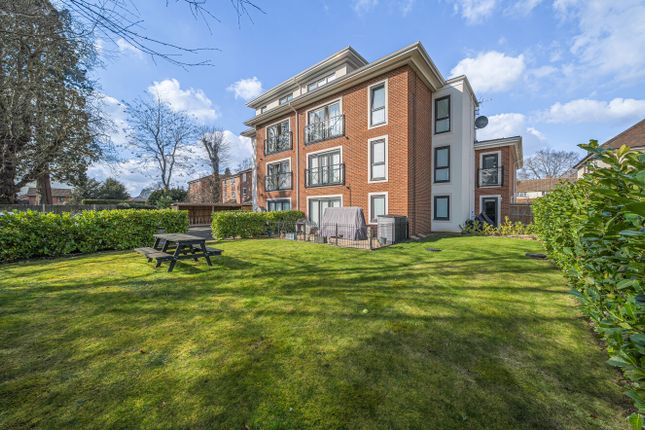 Church Road, Addlestone, Surrey, KT15 2 bed apartment for sale