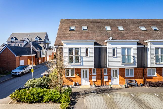 Huxley Drive, Oxted, RH8 3 bed terraced house for sale