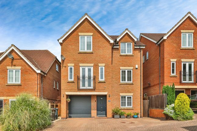5 bed detached house