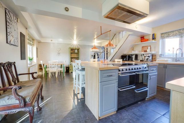 6 bedroom semi-detached house for sale