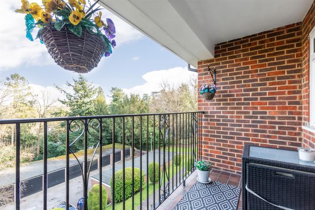 44 Park Road, Kenley CR8 2 bed apartment for sale